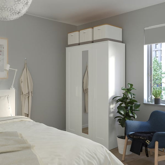 Wardrobe with 3 doors